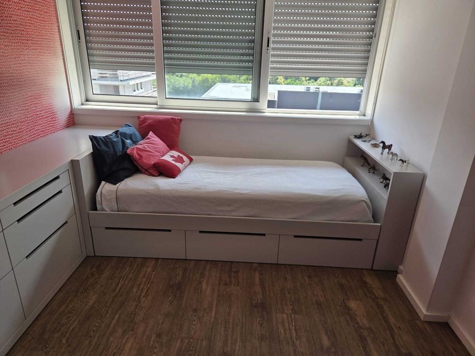 Quarto completo com cama solteiro, em madeira lacada