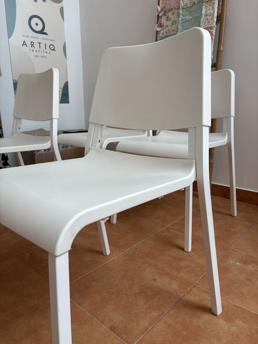 Cadeiras brancas