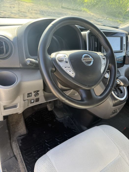 Ніссан ЄНВ200 гарна комплектація