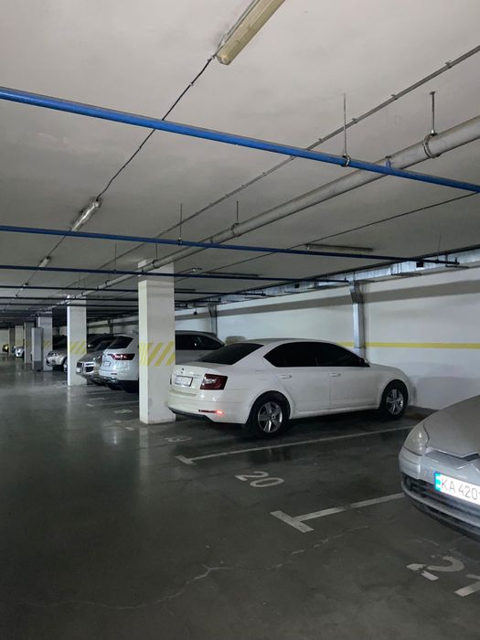 Продається паркомісце на Шумського 1в