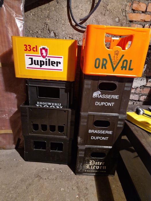 8 plastikowych kratek na butelki