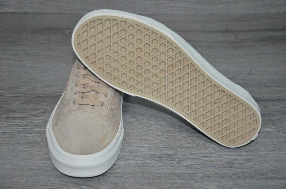 Продам кросівки замша Фірма VANS .