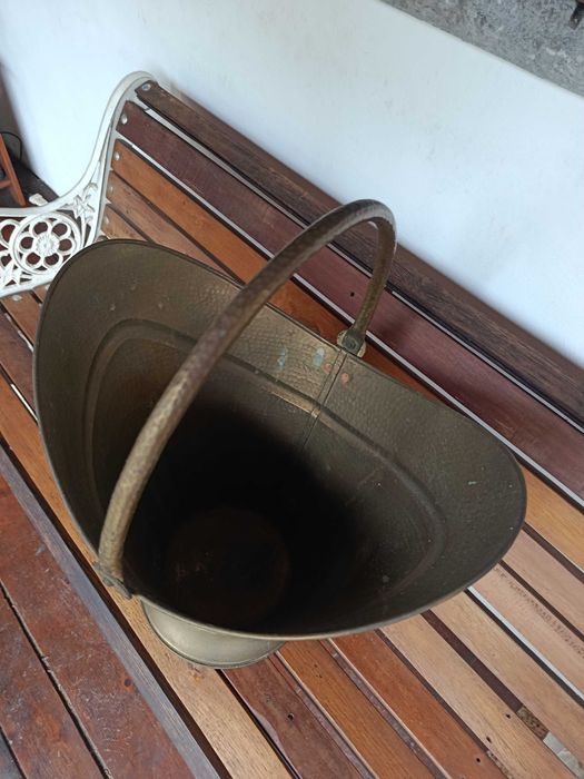 Cesto para lenha tradicional em latão