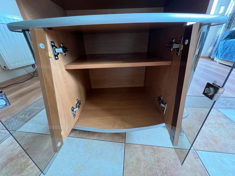 Komoda pod telewizor ze szklaną szybą