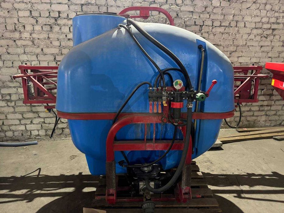 Навісний польський оприскувач на 1000 л