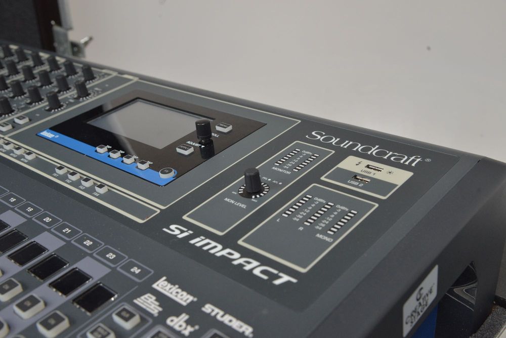 Soundcraft Si Impact — mesa digital em muito bom estado + case
