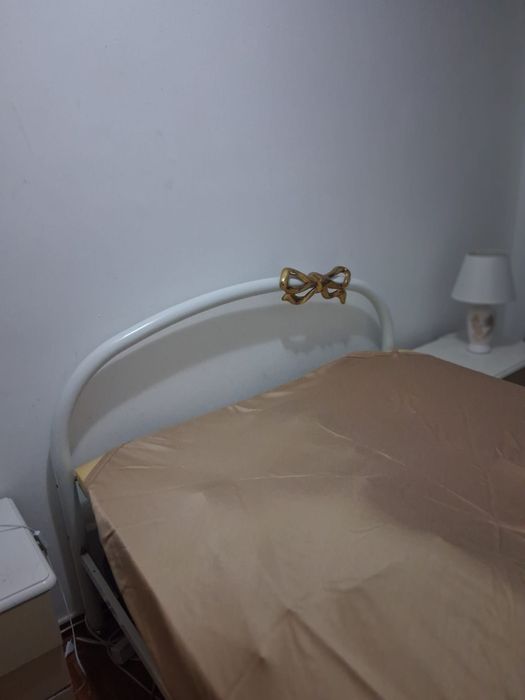 Cama de ferro com estrado