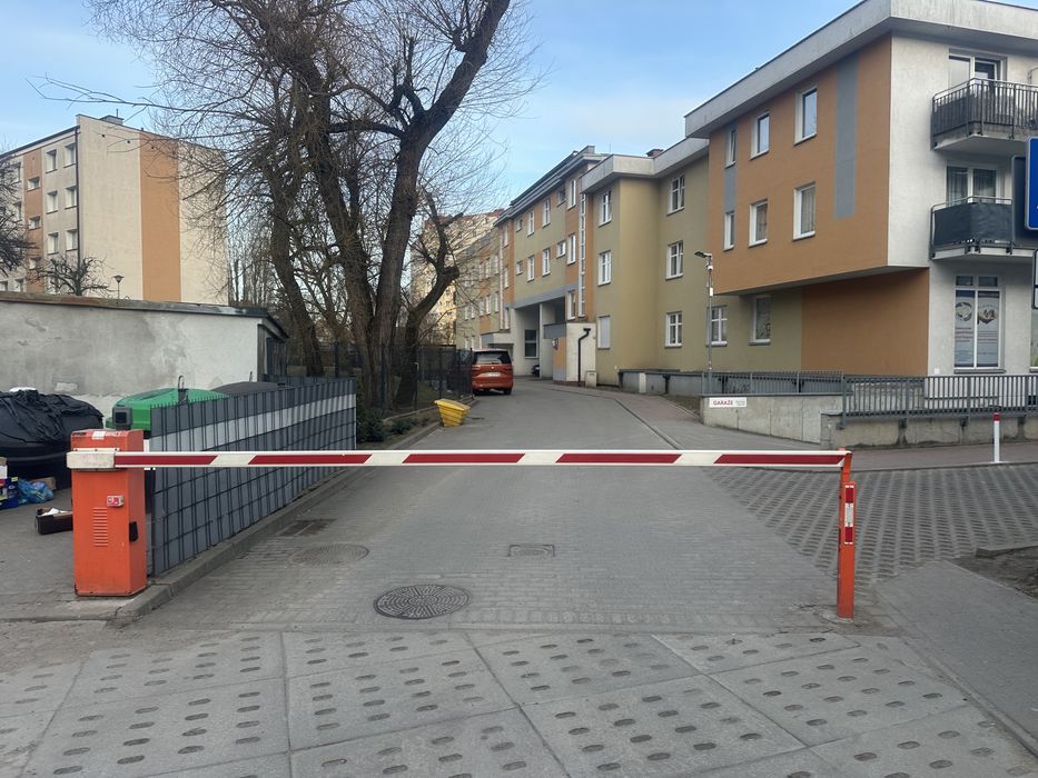Wynajmę Garaż w hali garażowej ul.Holdu Pruskiego wysokość wjazdu max 190 cm - Więcej