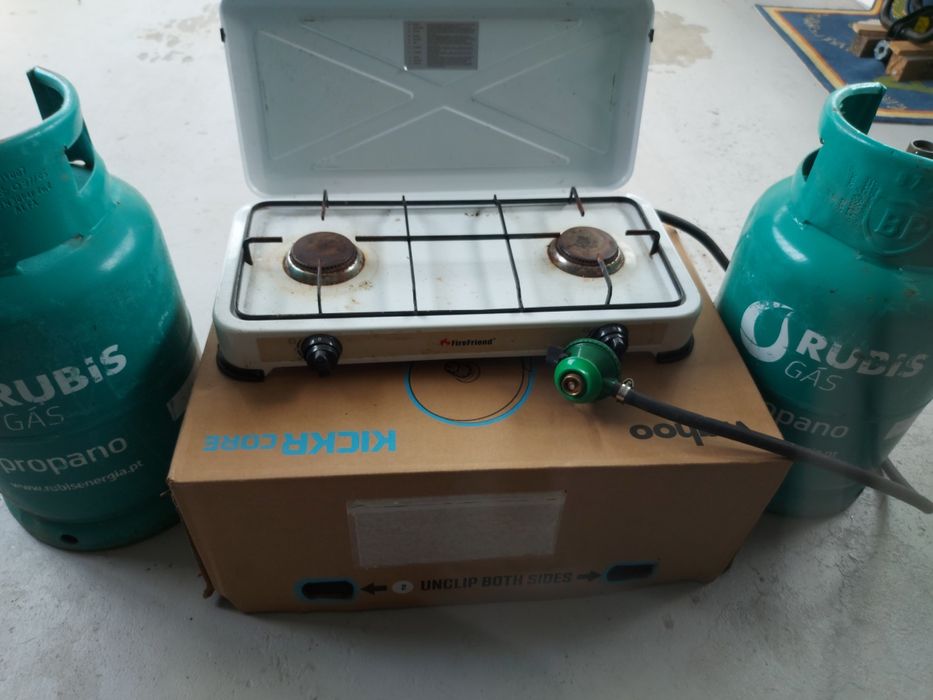 1 fogão portátil com 2 bocas e  redutor 2 garrafas de gaz propano vazi