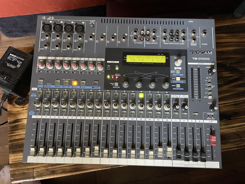 Tascam TM-D1000 mikser  digital mixer