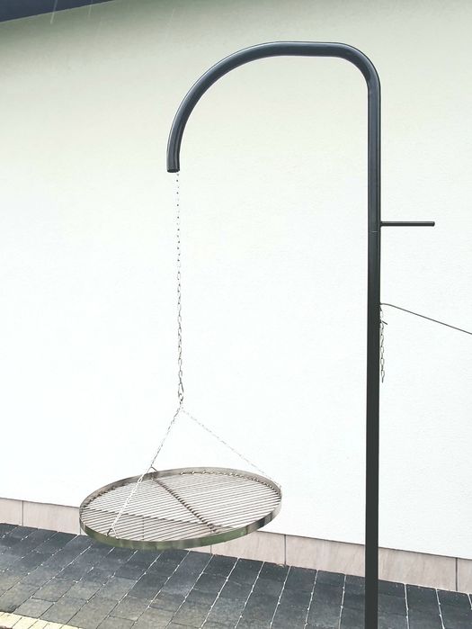 Gril wiszący na rurze giętej