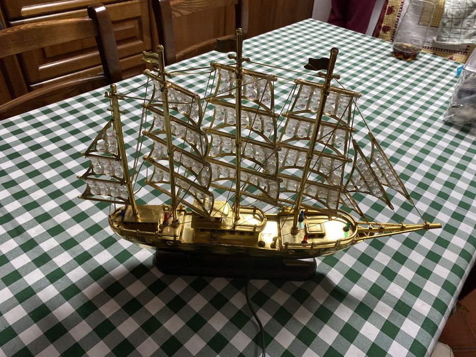 Barco decorativo com luzes e música