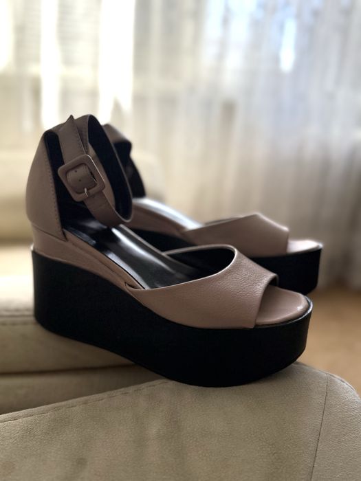 Жіночі босоніжки на танкетці