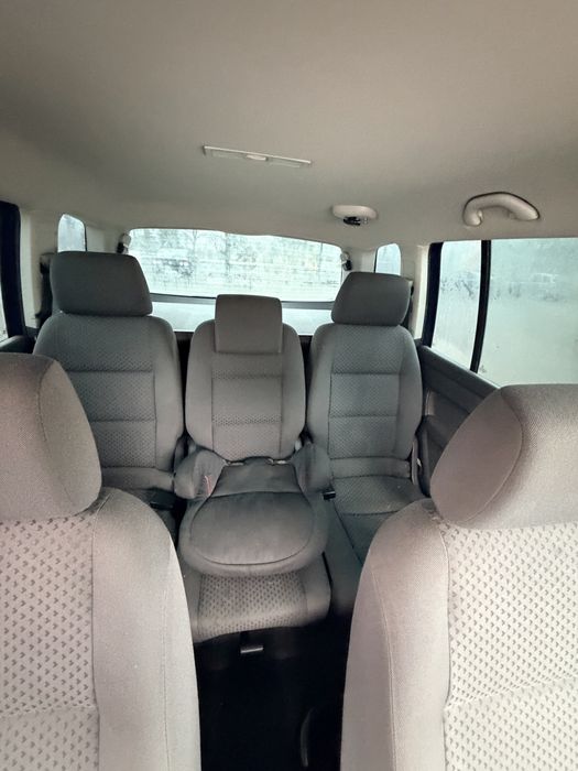 VW Touran 1.6 MPI 7-osobowy |