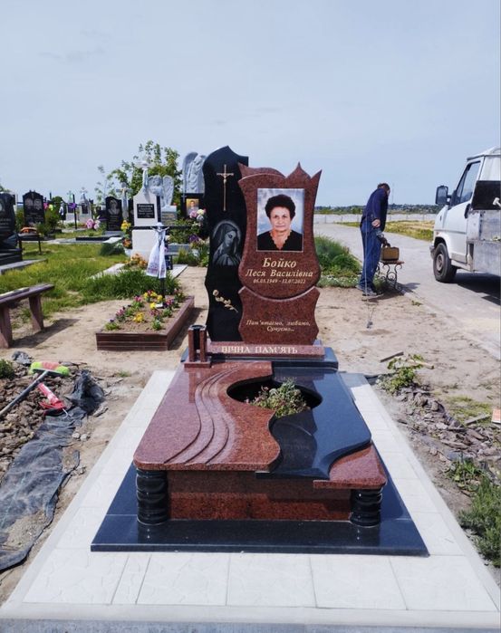 Памятники от производителя в наличии и под заказ