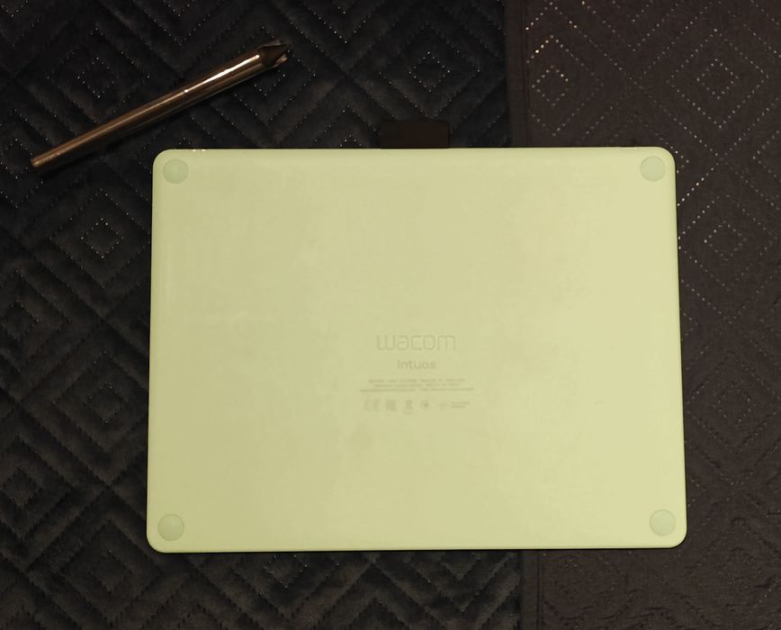 Mesa Digitalizadora WACOM Intuos M - Bateria/USB/Bluetooth