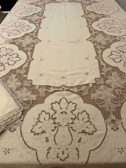 Magnífica toalha de mesa em linho e renda de Veneza, uma verdadeira obra de arte artesanal!