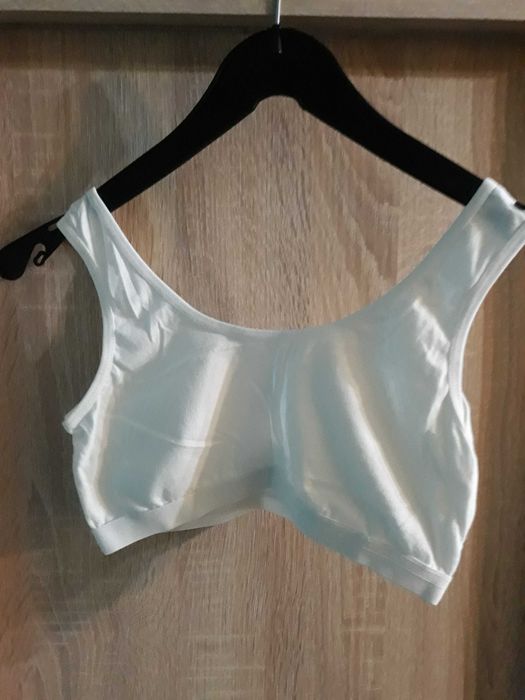 Biustonosz sportowy bialy.