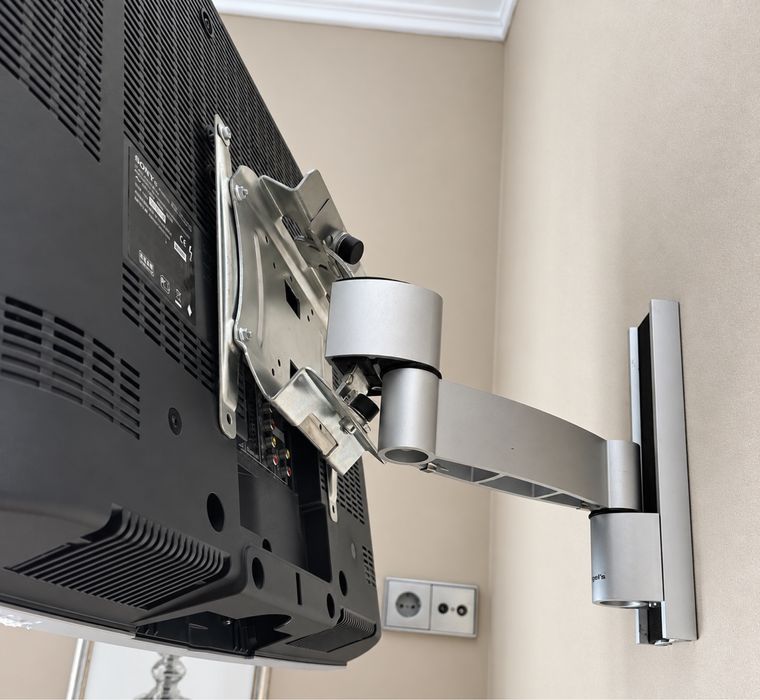Телевізор Sony Bravia 26 дюймів, HDMI, кронштейн Vogel’s, пульт