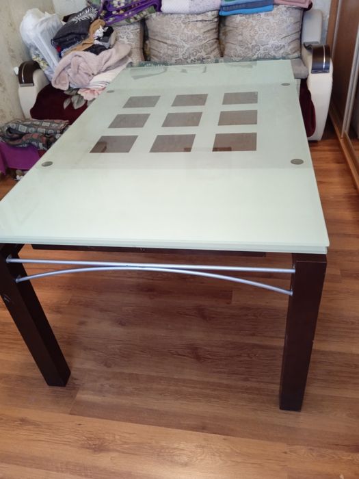 Стол для гостинной