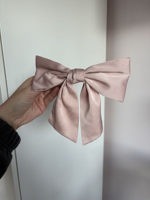 Satynowa rozowa spinka do wlosow stradivarius