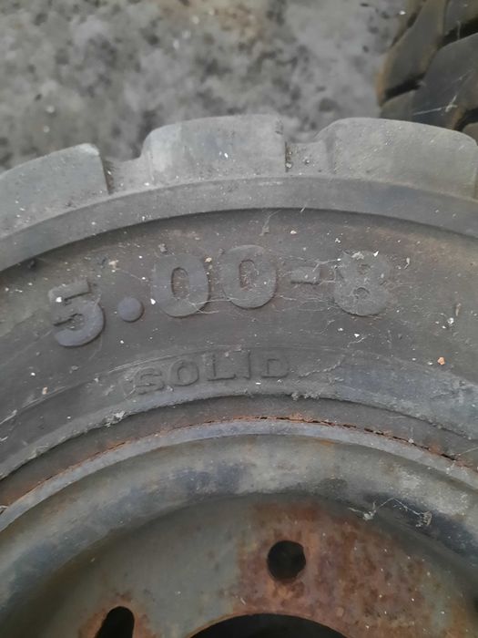 Lote de 14 Pneus Sólidos e Jantes para Máquinas e Empilhadores