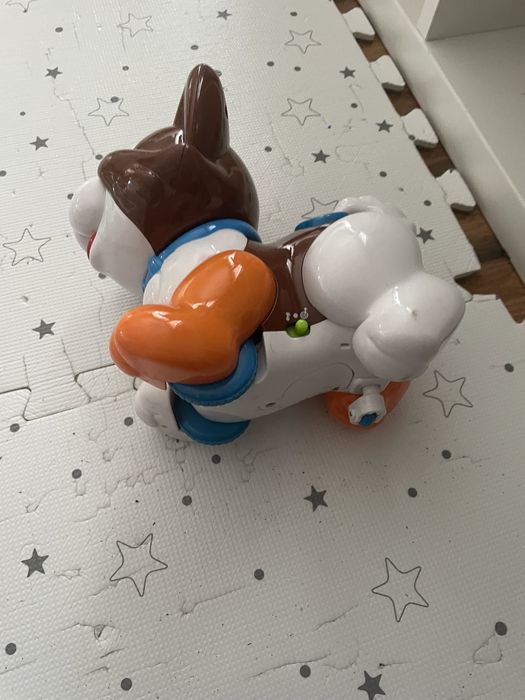 Clementoni piesek interaktywny.