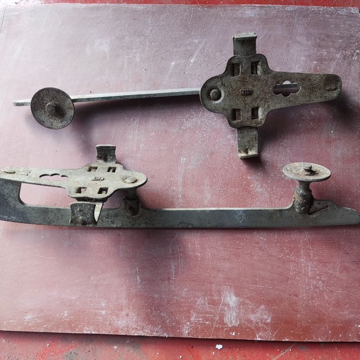 Zabytkowe łyżwy do butów