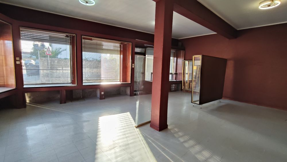 Arrenda-se loja no centro de CACIA próximo a estação CP, toda esquina