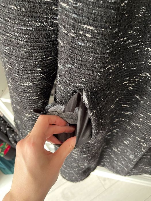 Czarny płaszcz z białymi elementami Haga plus size