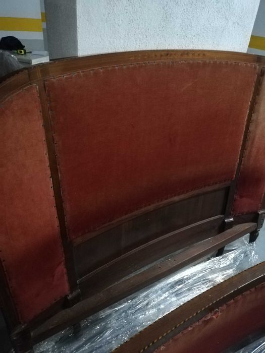 Cama Casal antiga forro Bordeaux