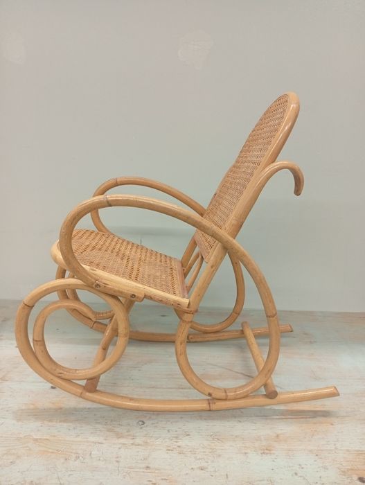 Cadeira de baloiço de criança em bambu estilo Thonet
