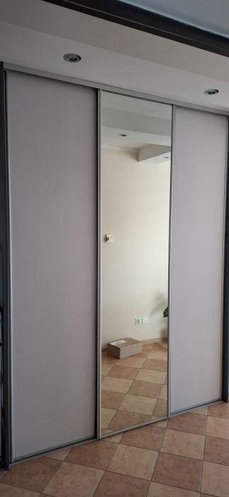Szafa pod zabudowe trzy drzwiowa