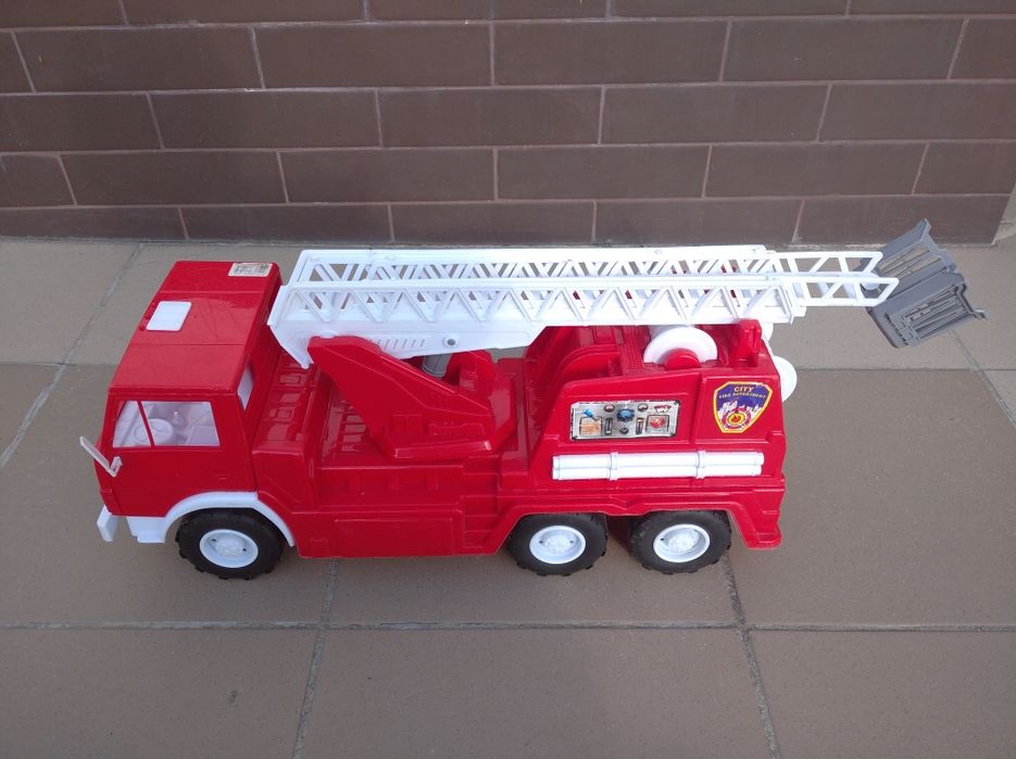 Большая пожарная машина.