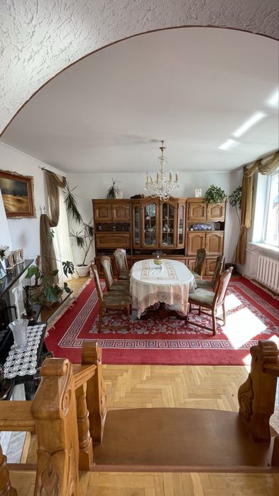 Продається будинок з басейном та сауною