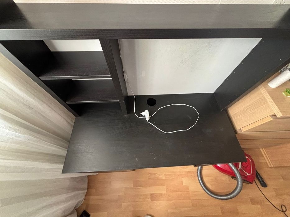 Biurko Ikea kolor ciemny brąz/ czarny.
