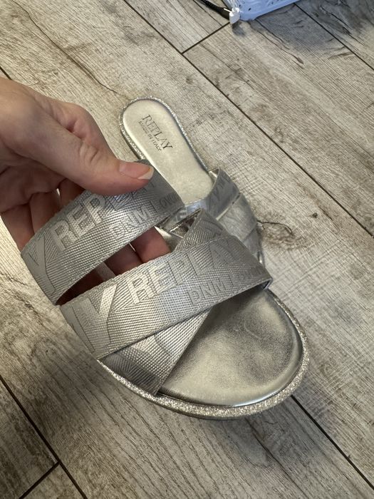 Шльопки бренду Replay