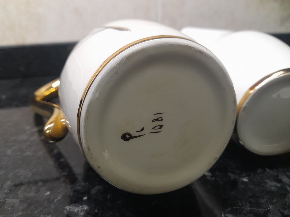 Bule e leiteiera antigos em porcelana