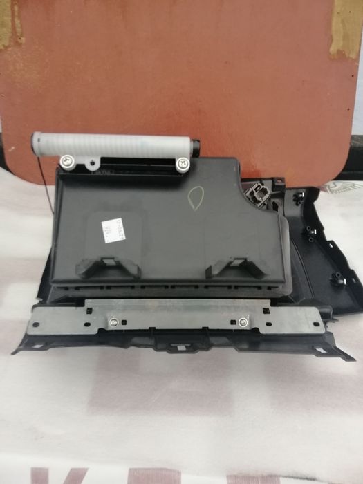 Пластик салону - бардачок Nissan leaf