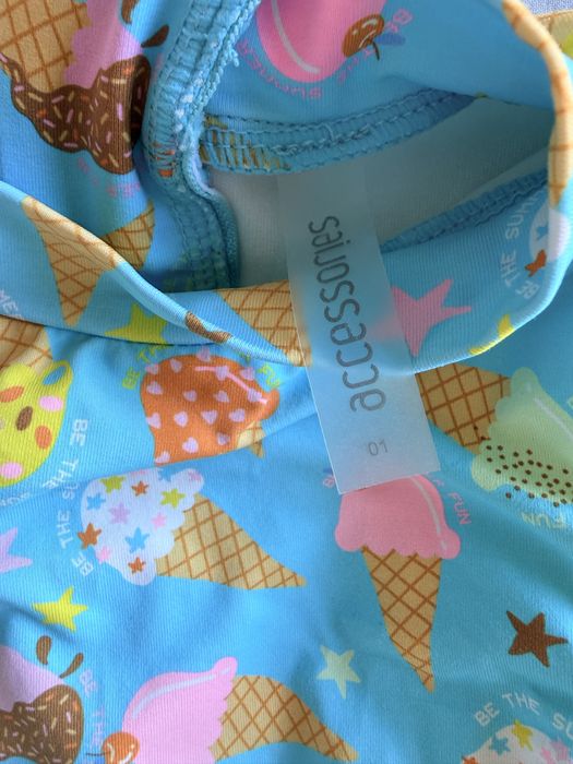 Conjunto de dois fatos de banho para gémeos, com estampados divertidos.