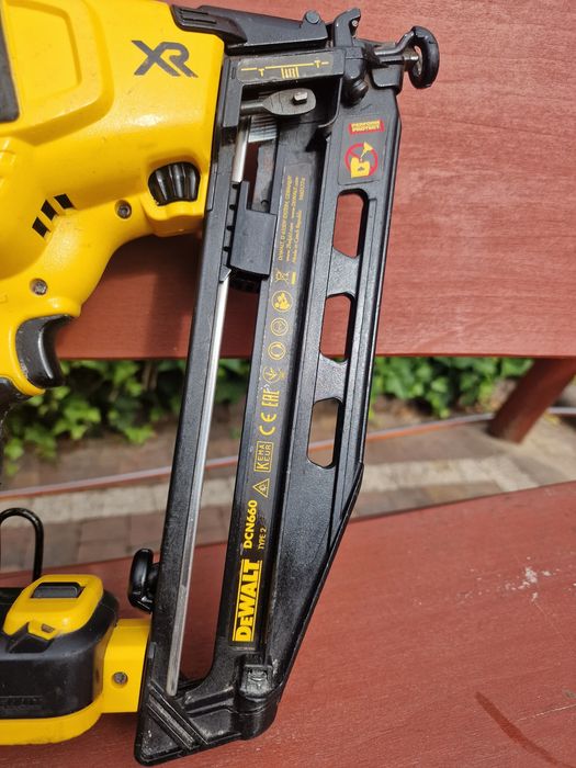 Dewalt gwoździarka DCN660