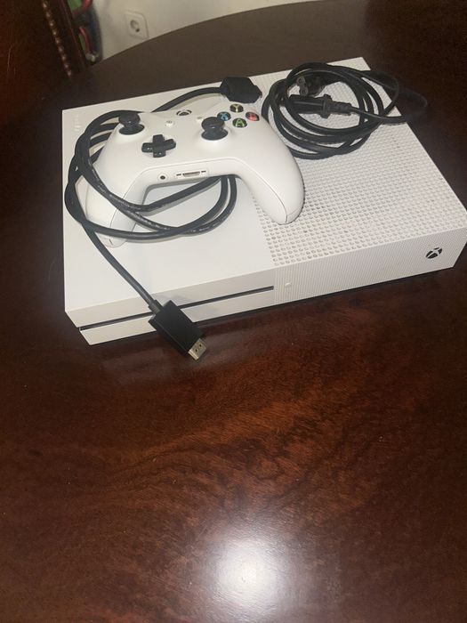 Xbox One S à venda! Em ótimo estado, funcionando perfeitamente. Acompanha controle e cabos. Preço imperdível! Chame no privado.