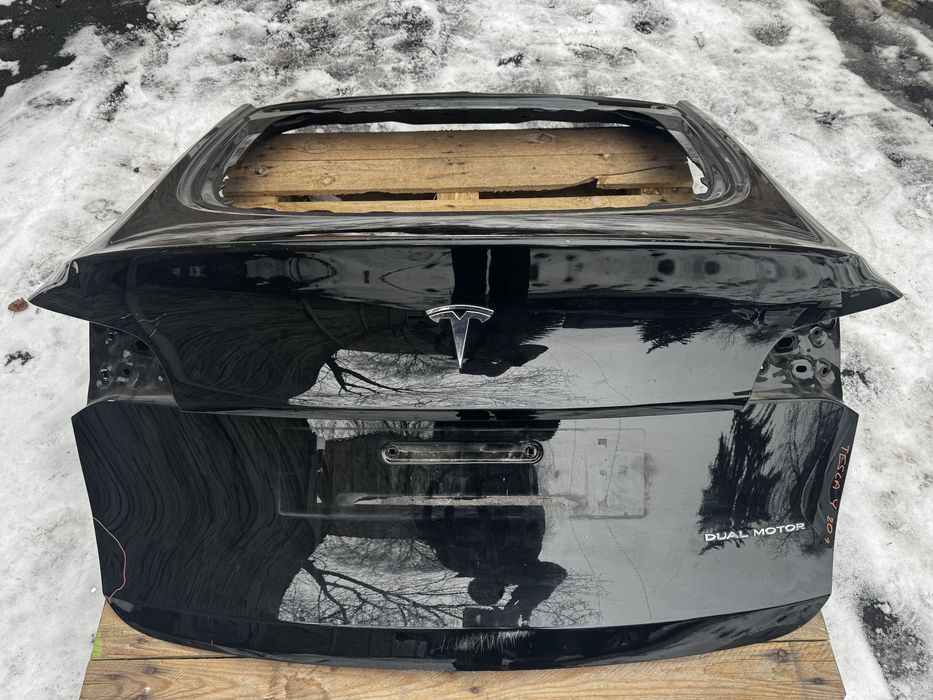 Кришка багажника Ляда Тесла Му Tesla model Y
