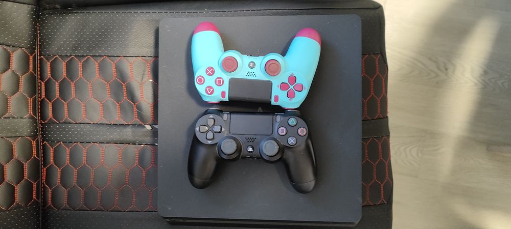 Sony Playstation 4 
Повний комплект

Приставка п