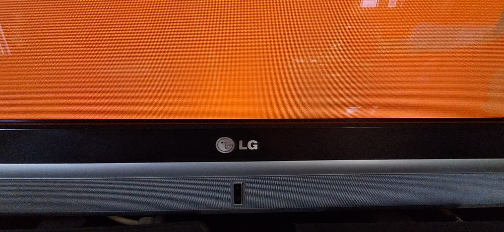 Televisão LG modelo 42PC1RV para pendurar