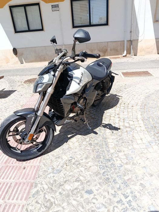 Zontes 310V Boa para iniciantes carta A2