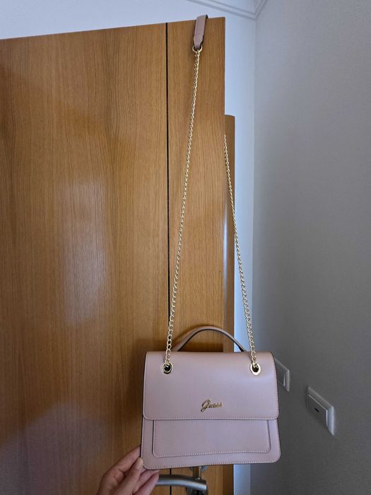 Mala Guess rosa, versátil pode usar como mala ao ombro ou tiracolo