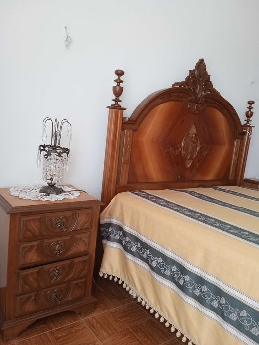 Móvel de QUARTO COMPLETO (Colchão incluído) em Castanho