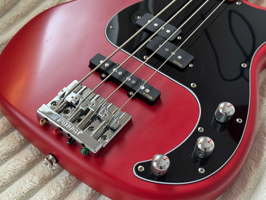 Bas Squier by Fender Precission Bass 40th Anniversary (EMG, High Mass)