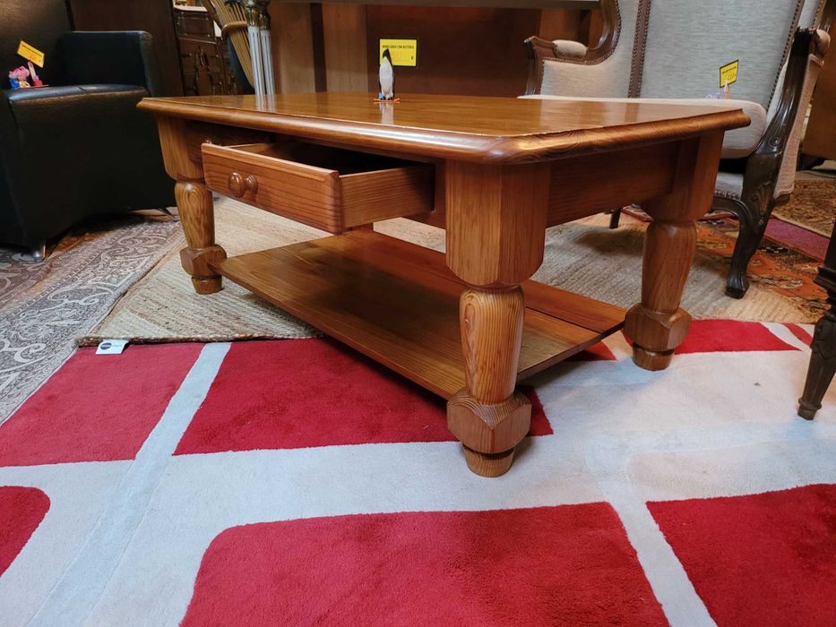 Mesa de centro em madeira maciça com gavetas64584277321859124